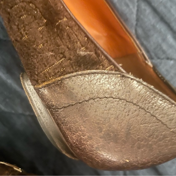 Gucci embossed logo flats with gold hardware - Picture 4 of 6